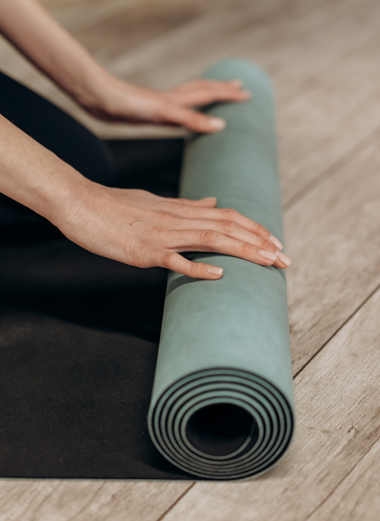 Tapis de yoga déroulé sur un parquet clair