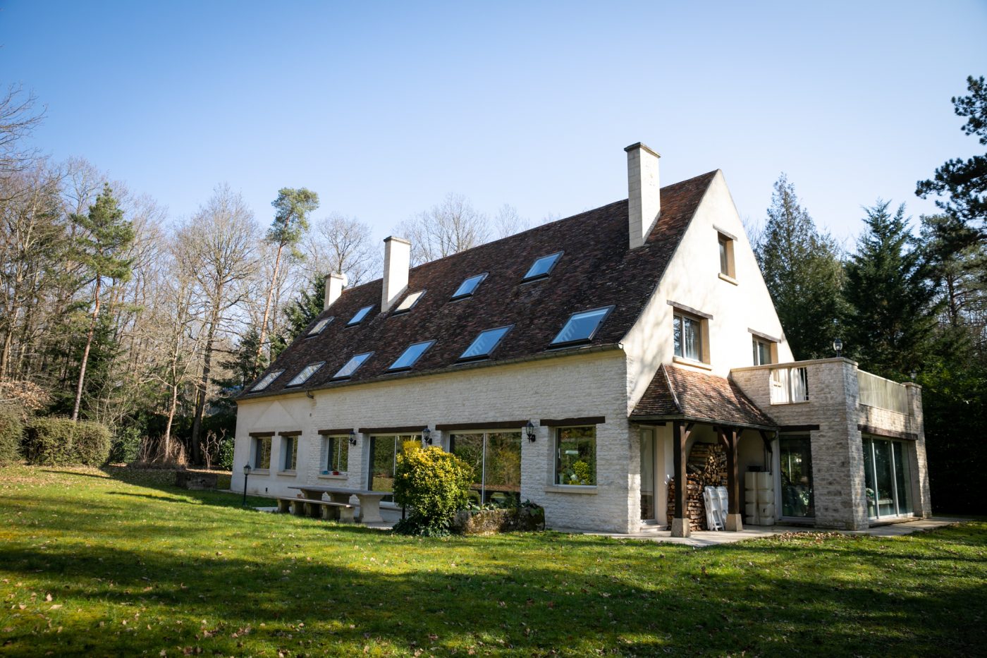 La maison dans son écrin de verdure